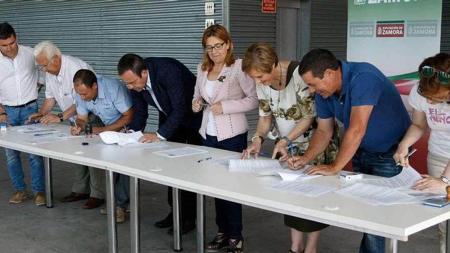 La presidenta de la Diputación, Mayte Martín Pozo, en el acto de rúbrica de los convenios de los DipnamiZa I celebrado en Ifeza.