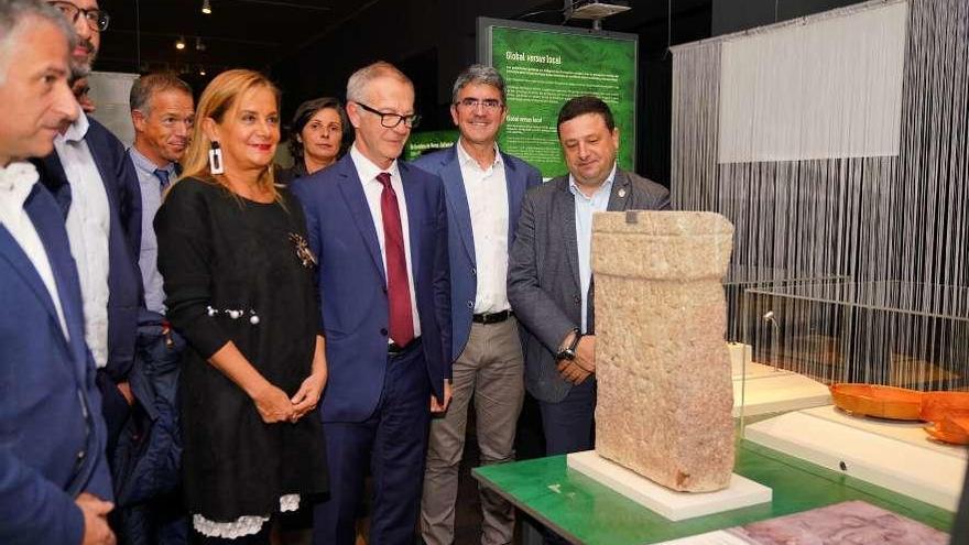 El ministro José Guirao y la presidenta de la Diputación, Carmela Silva, en la visita a la exposición. // FdV