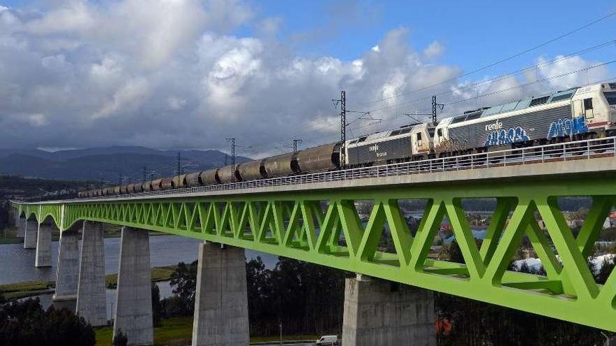 Alertan de que los jóvenes vuelven a arriesgar sus vidas en el puente del TAV que cruza sobre el río Ulla