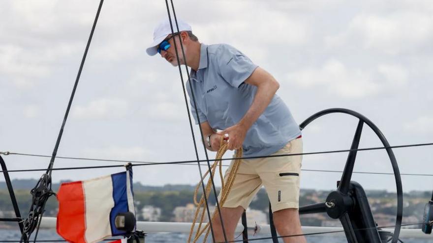 Felipe VI amarra un cabo durante la última edición de la Copa del Rey Mapfre, disputada el verano pasado.