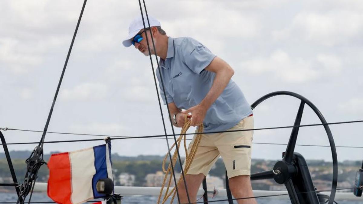 Felipe VI amarra un cabo durante la última edición de la Copa del Rey Mapfre, disputada el verano pasado.