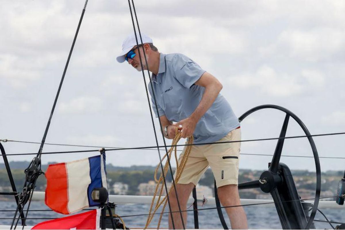 Felipe VI amarra un cabo durante la última edición de la Copa del Rey Mapfre, disputada el verano pasado.