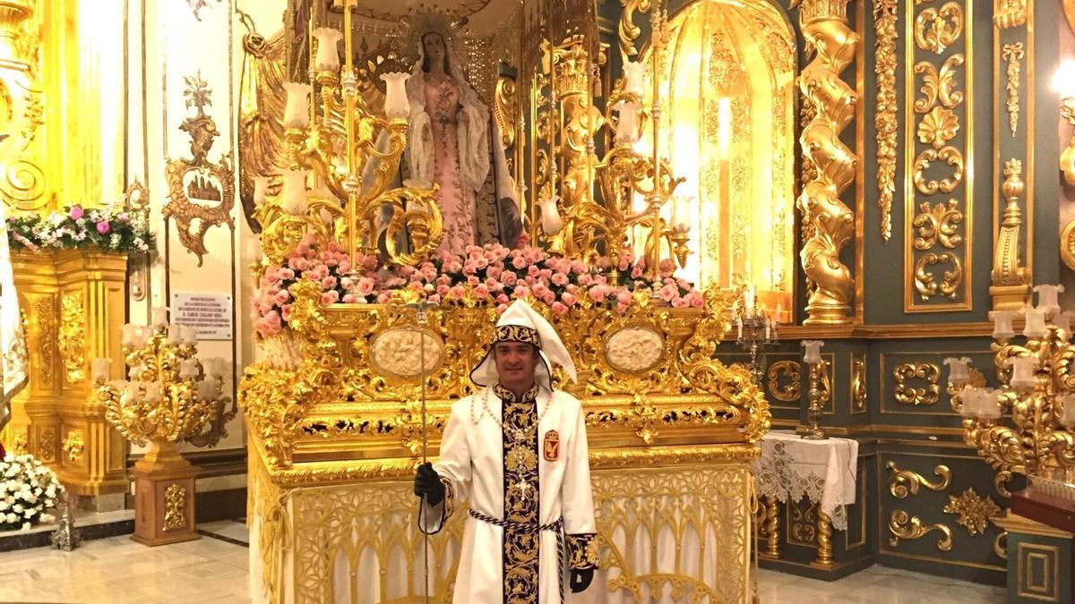 El mayordomo blanco, Pedro Boceta De Luz, en la Capilla del Rosario ante el trono de la Santísima Virgen de la Amargura.