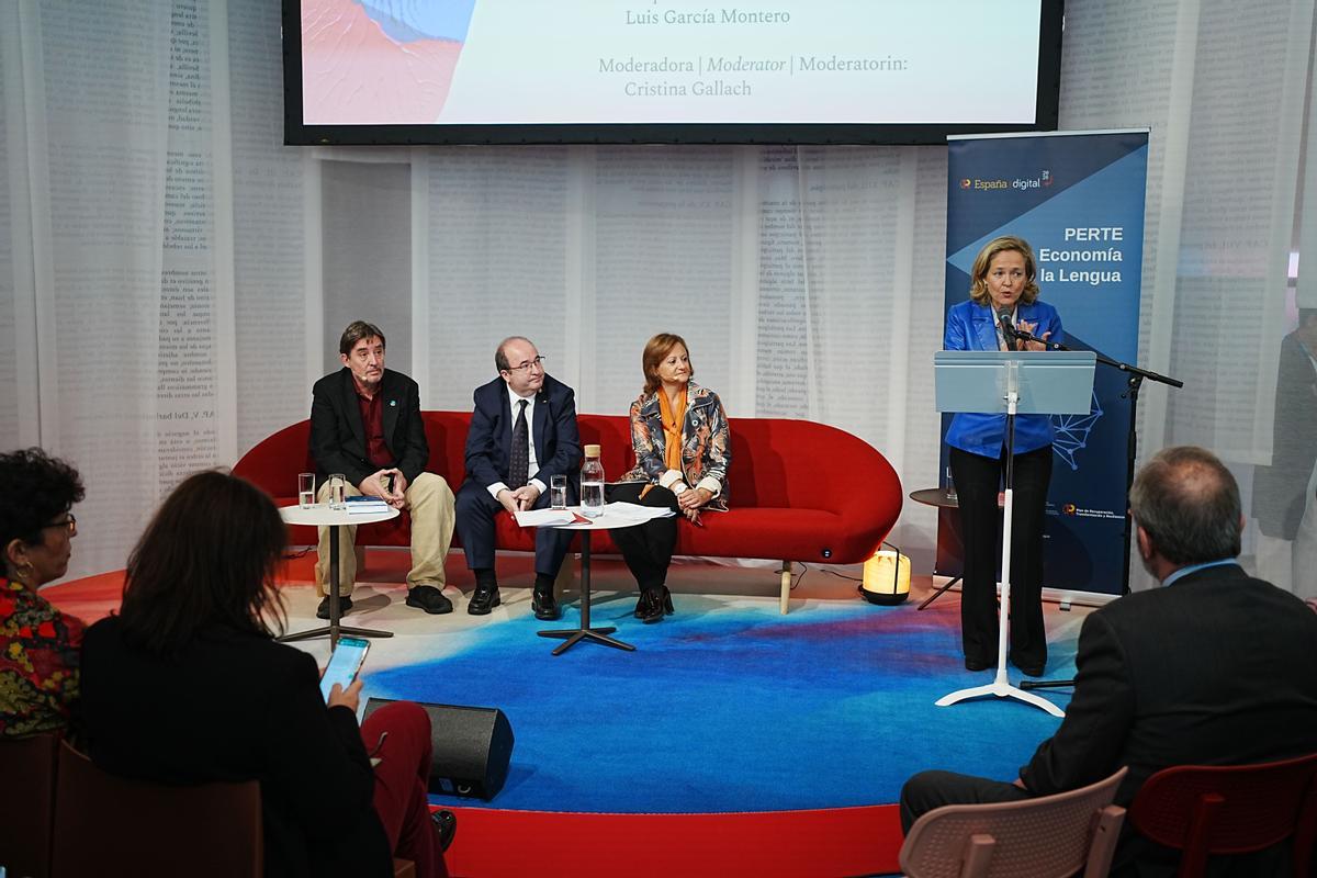 Nadia Calviño interviene en Fráncfort ante la mirada de (de izda. a dcha.) Luis García Montero, Miquel Iceta y la moderadora del acto, Cristina Gallach.