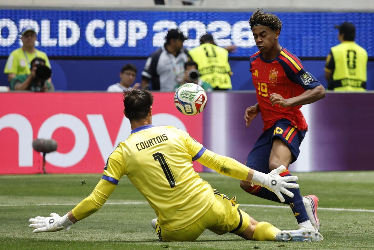 AMDEP8590. LOS ÁNGELES (ESTADOS UNIDOS), 10/07/2026.- Lamine Yamal (i) de España disputa el balón con Thibaut Courtois de Bélgica este viernes, en un partido de cuartos de final del Mundial de la FIFA 2026 entre España y Bélgica en el estadio SoFi en Los Ángeles (Estados Unidos). EFE/ Lavandeira Jr