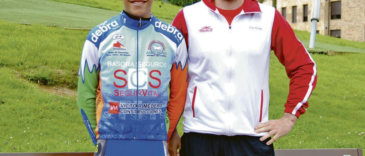 Gerardo López Cobarrubias, con su entrenador, Gustavo Gutiérrez.