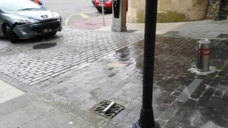 Un bolardo daña un coche en La Molinera