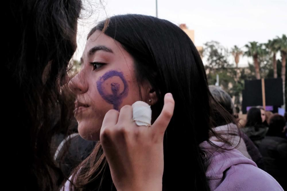 Miles de mujeres se manifiestan en Palma por el 8M