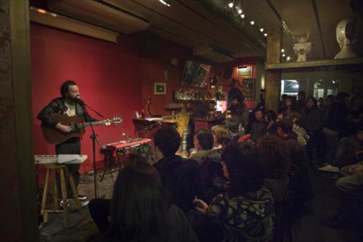 El músic madrileny Fernando Martínez, àlies Remate, en un concert a la sala, el 2010. El músic madrileny Fernando Martínez, àlies Remate, en un concert a la sala, el 2010.