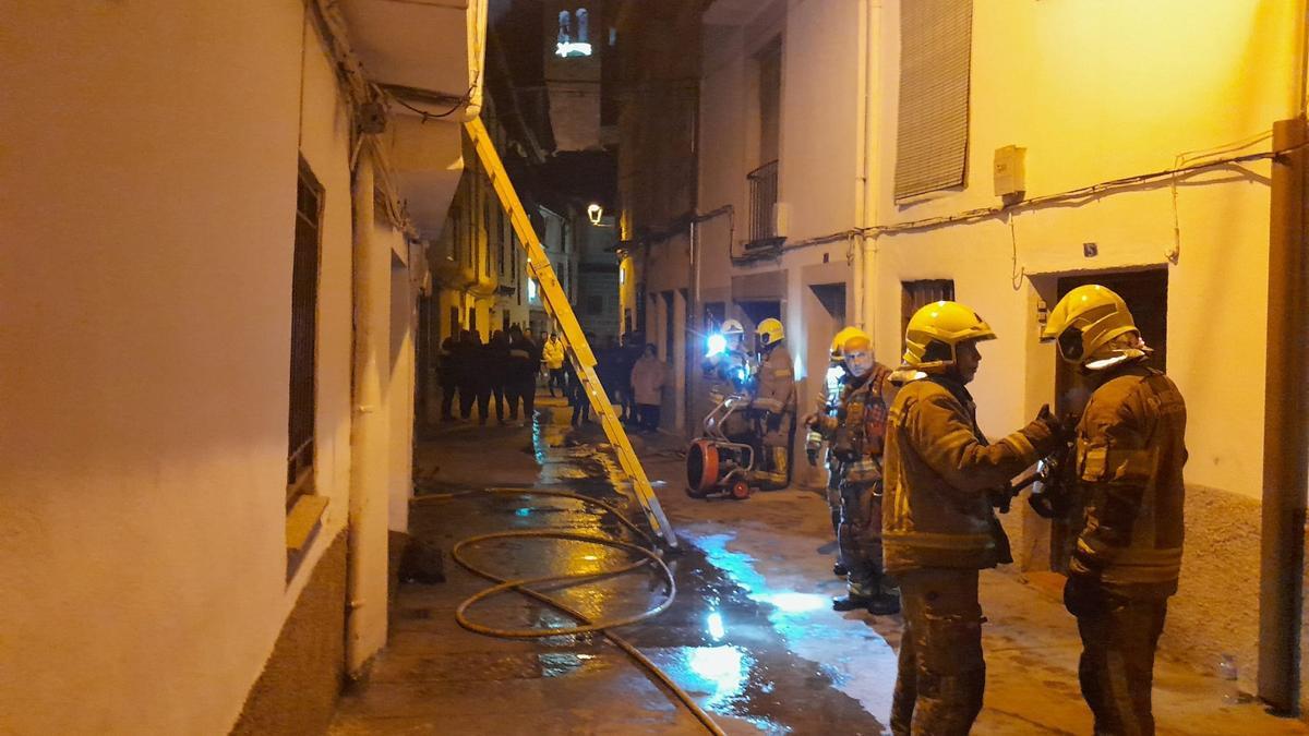 Els bombers durant els treballs d'extinció en un incendi declarat el passat 30 de desembre a Hervás en el qual va morir un home de 81 anys.