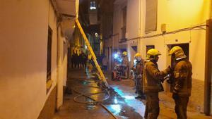 Los bomberos durante los trabajos de extinción en un incendio declarado el pasado 30 de diciembre en Hervás en el que falleció un hombre de 81 años.