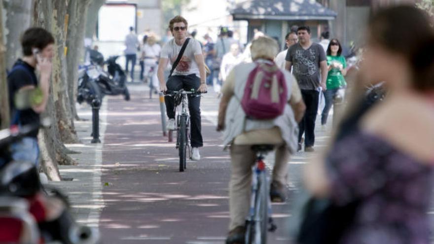 Muchos ciclistas se ven obligados a utilizar las aceras ante la ausencia de carril bici y lo agresivo del tráfico