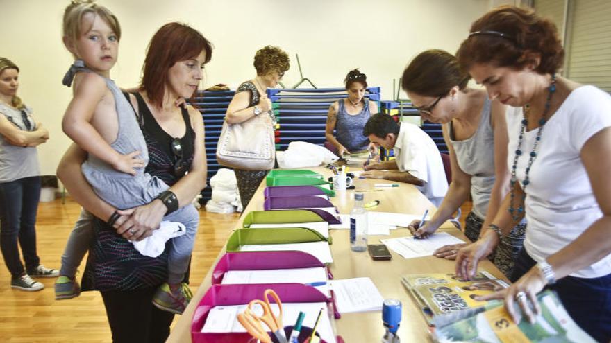 Reparto de libros en uno de los centros escolares