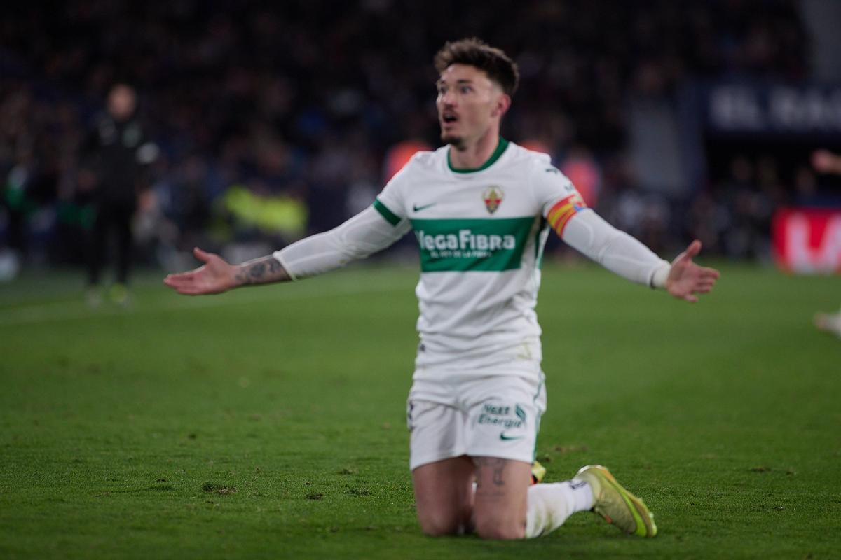 Josan, de rodillas, durante un partido reciente