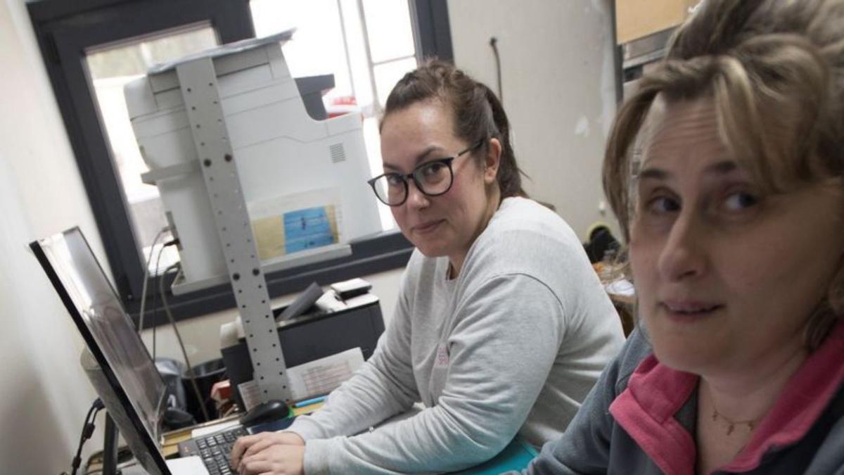  Miryam Luque, en primer término, y Mirian Canosa, trabajando en el despacho de la panadería