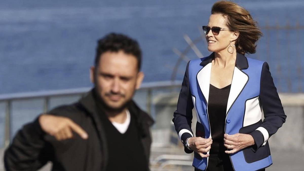 J. A. Bayona, junto a Sigourney Weaver, en San Sebastián, donde presentaron 'Un monstruo viene a verme'.