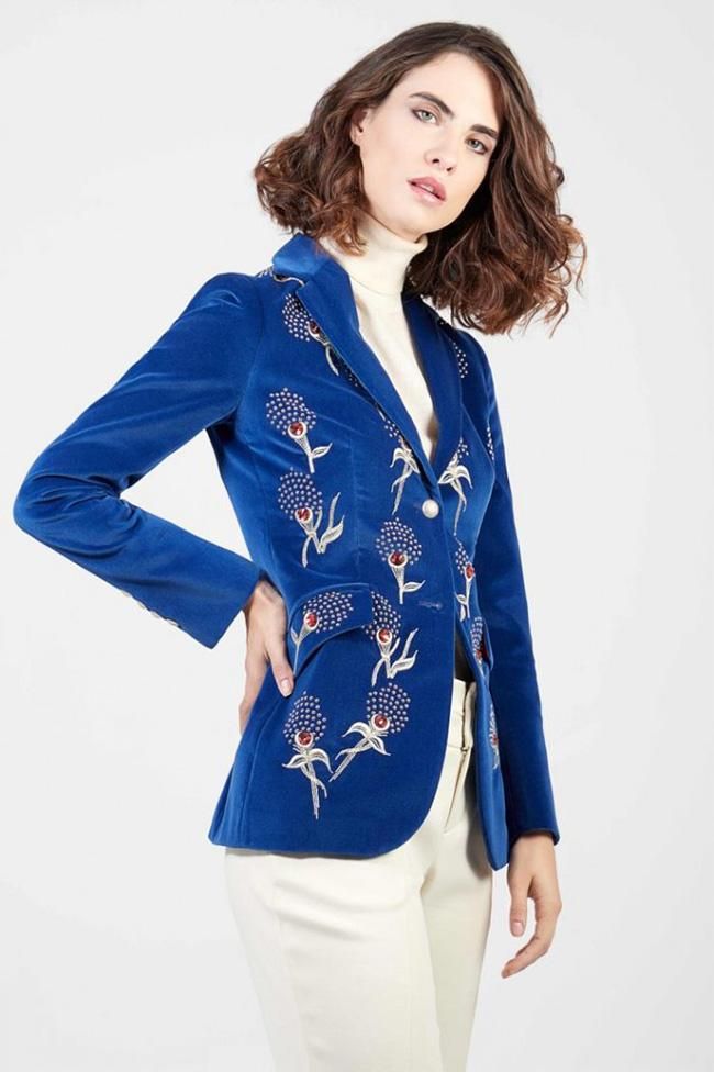 Chaqueta de terciopelo azul eléctrico con bordados florales