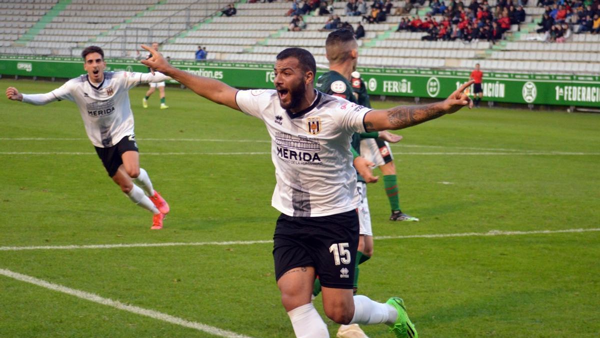 Carlos Cinta festeja un gol con el Mérida.