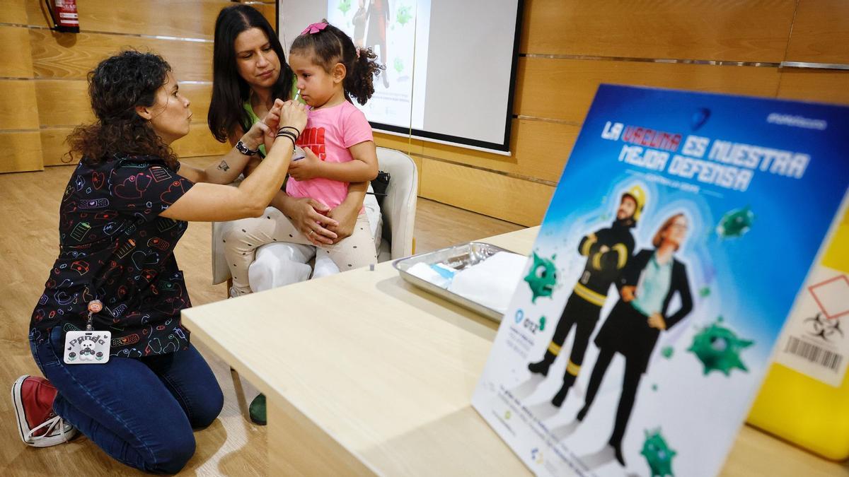 Nara Dennis, una niña de cuatro años, recibe la vacuna intranasal contra la gripe.