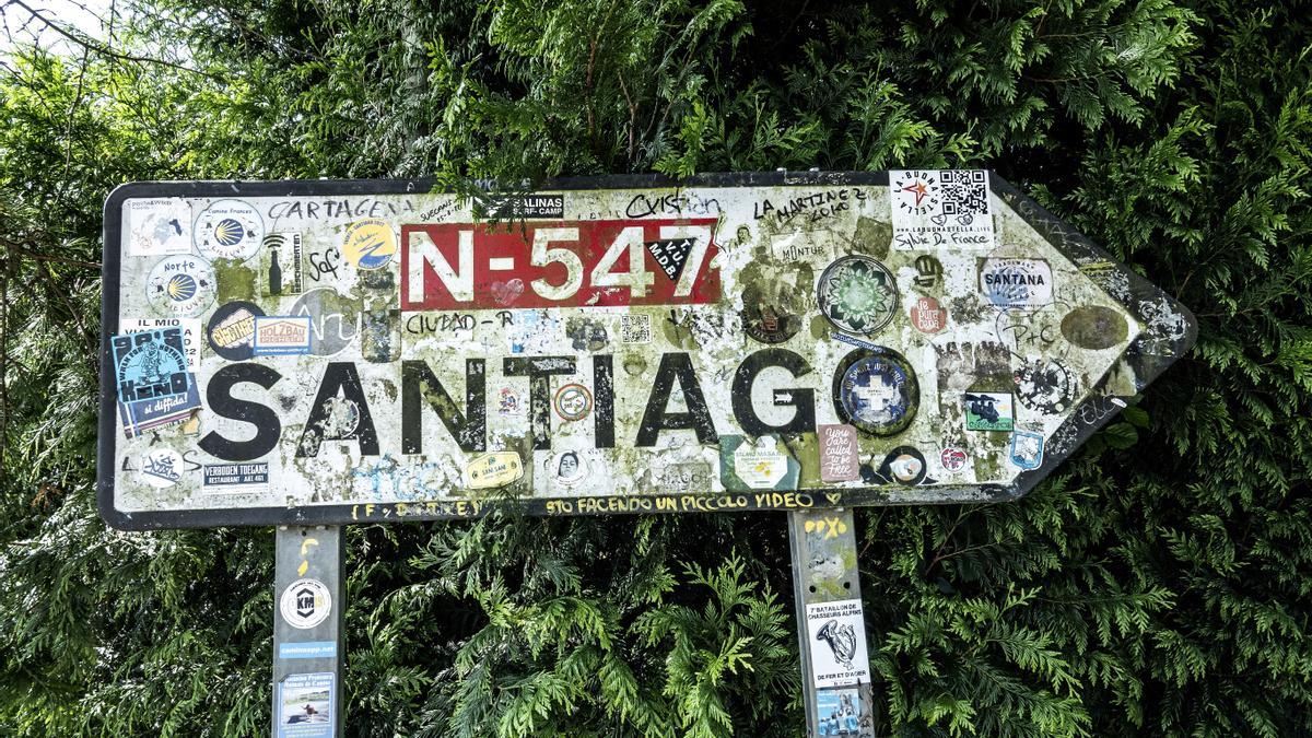 Cartel indicando el camino a Santiago de Compostela