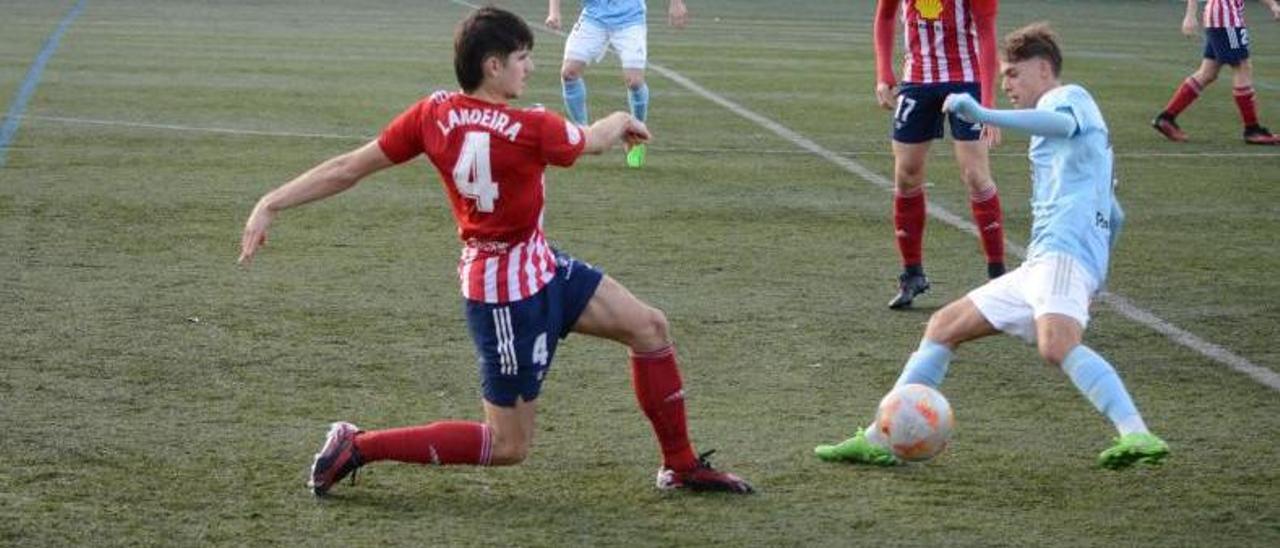 Landeira despeja un balón en el Alondras-Gran Peña Celta C. |  // GONZALO NÚÑEZ