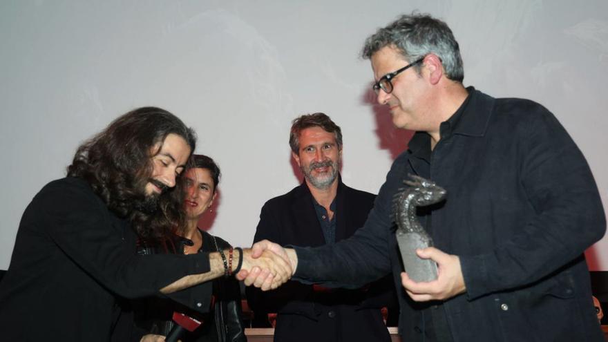 Rosales, responsable del Curtas, entrega el premio a Tomas Hijo. | FirmaFoto