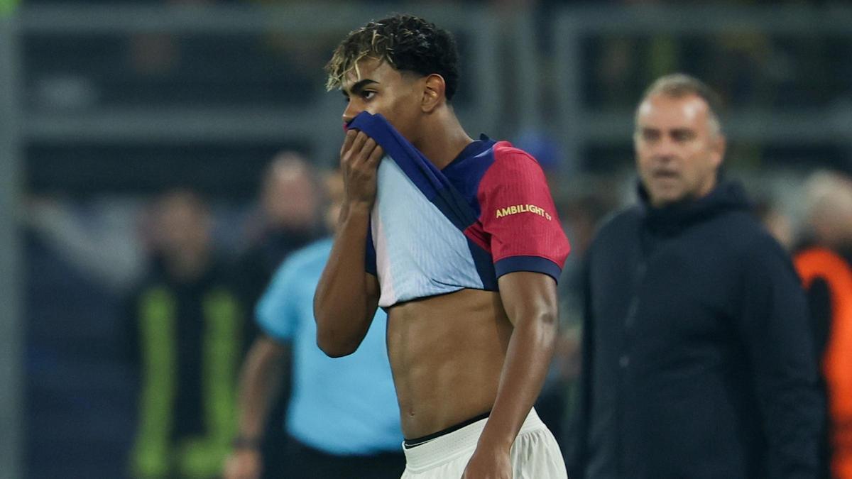 Lamine Yamal se lamenta de un error ante la mirada de Flick en el Dortmund-Barça.