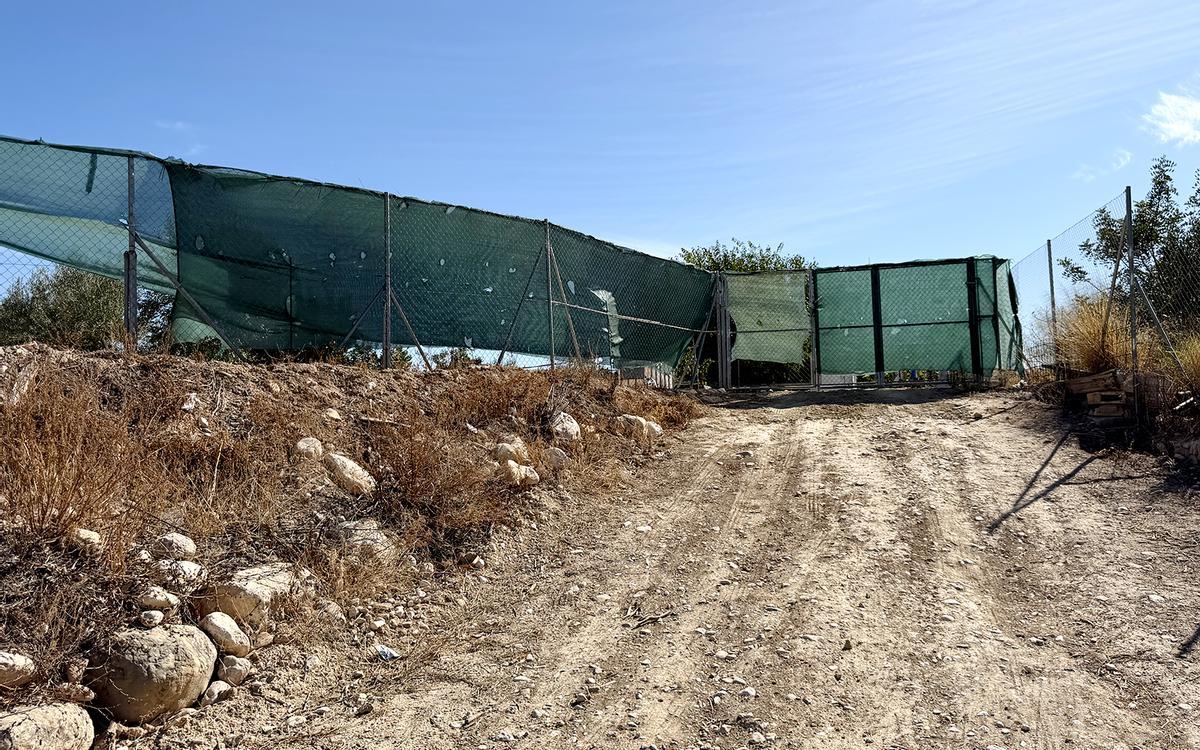 Valla cubierta de telas para evitar las miradas indiscretas en el asentamiento de La Pila de Altea.