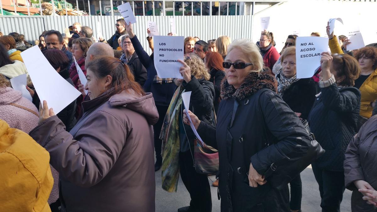 Familias se concentran en los exteriores de un colegio el año pasado en apoyo a un niño que había recibido acoso