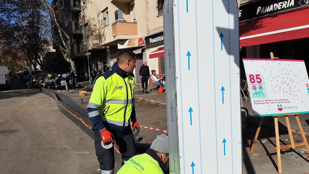 Esta mañana se instalaba la nueva estación en Benet Pons i Fábregas junto a la calle Manacor.