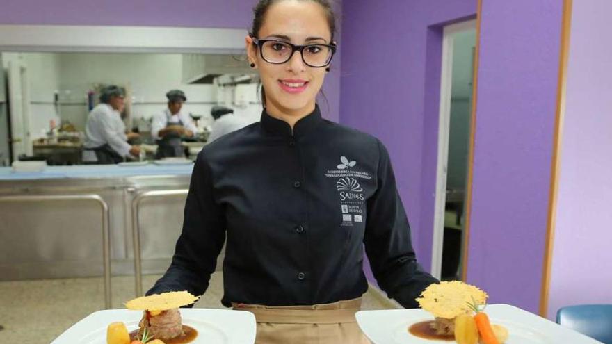 Una de las alumnas mientras sirve una mesa, en A Lanzada. // Muñiz