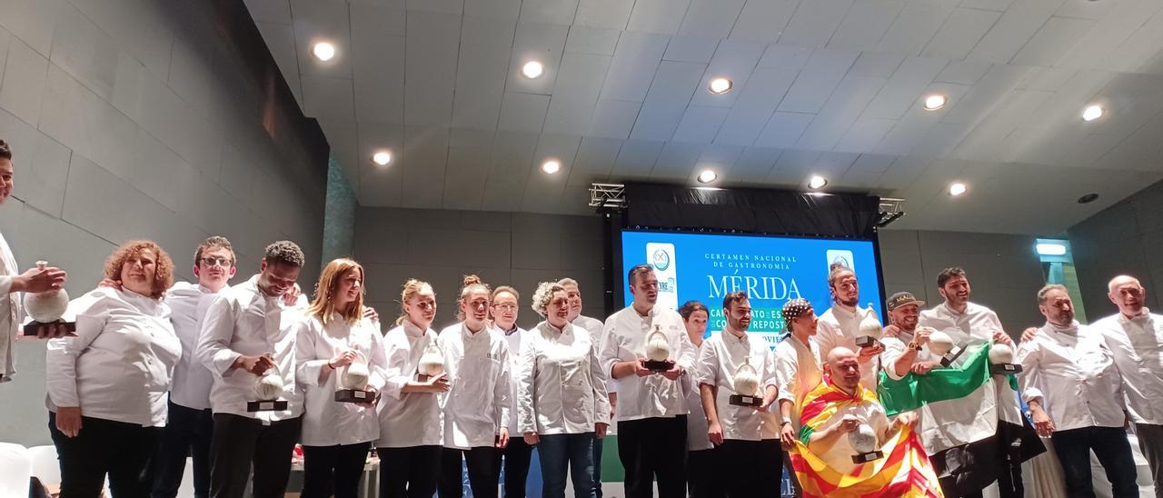 Foto de familia con los participantes en el concurso del VIII Certamen Nacional de Gastronomía, en Mérida.