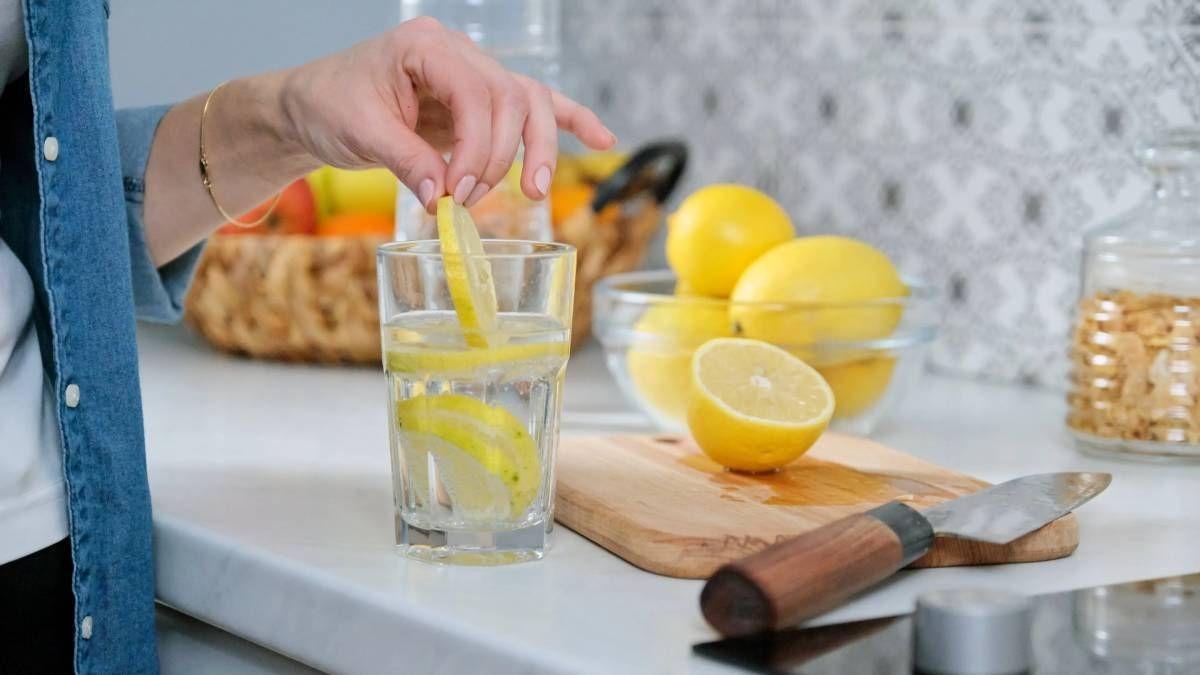 Las ventajas de beber agua con limón todos los días