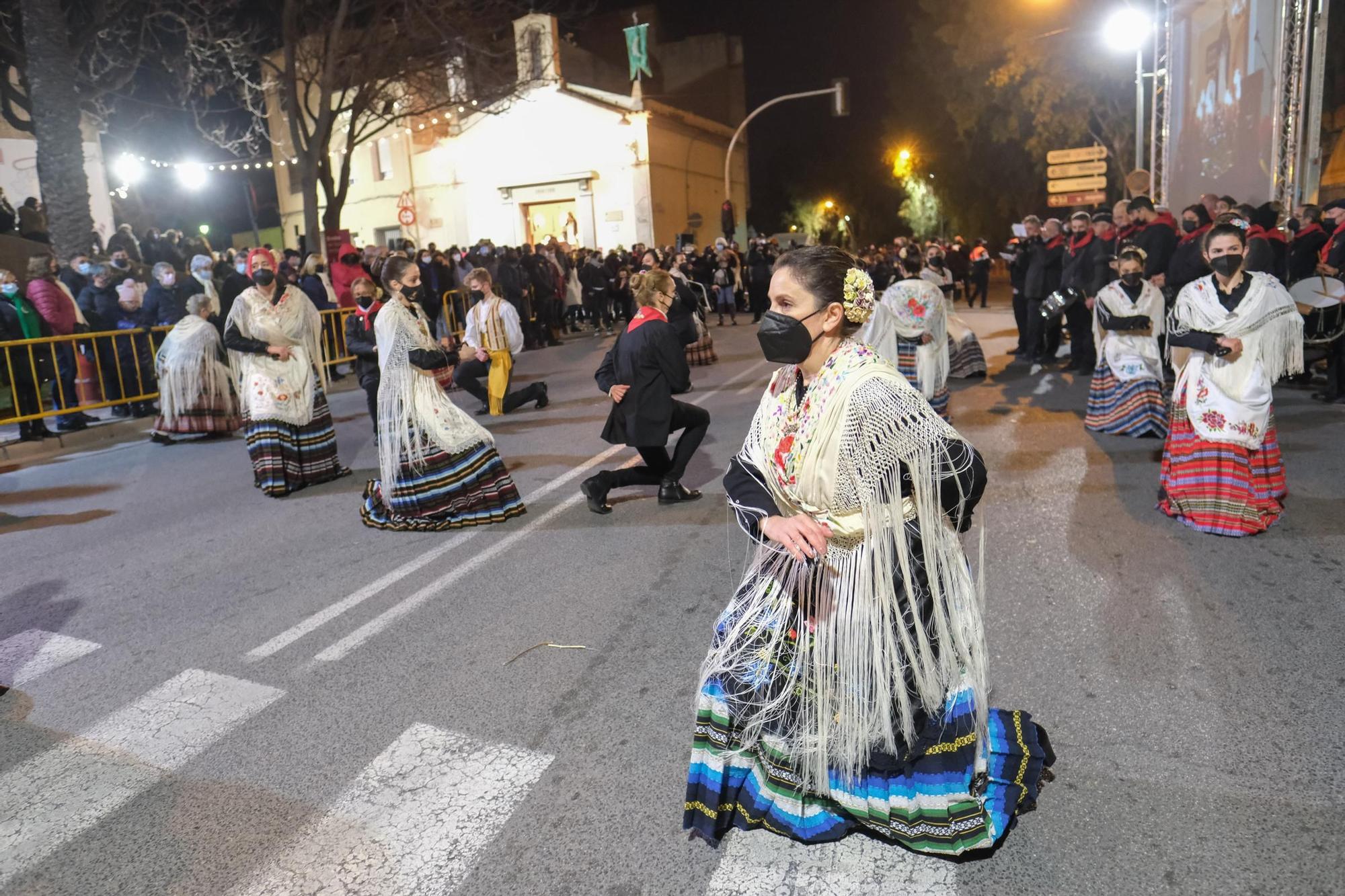 Los eldenses festejan a San Antón, patrón de los Moros y Cristianos, con las típicas vueltas a la hoguera, la bendición de animales, las tradicionales danzas y el reparto del pan