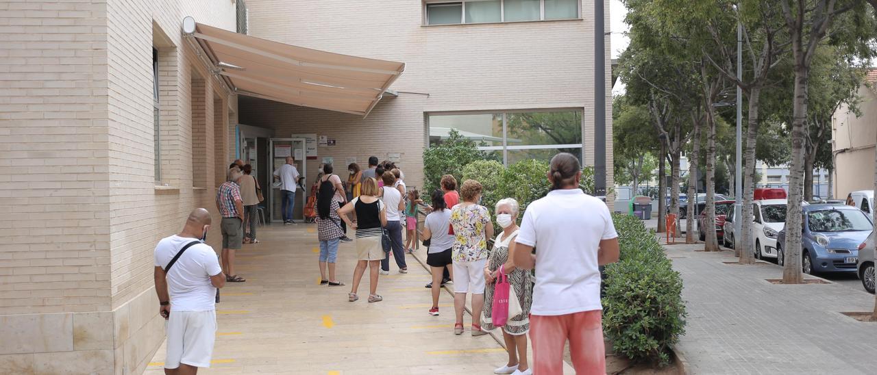 Imagen de la larga cola de pacientes que había ayer para poder acceder al centro de salud Palleter de Castelló.