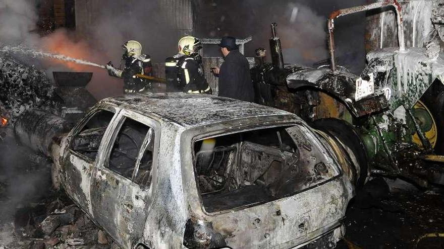 Bomberos y Ges Lalín fueron los encargados de realizar las tareas de extinción. // Bernabé/Javier Lalín