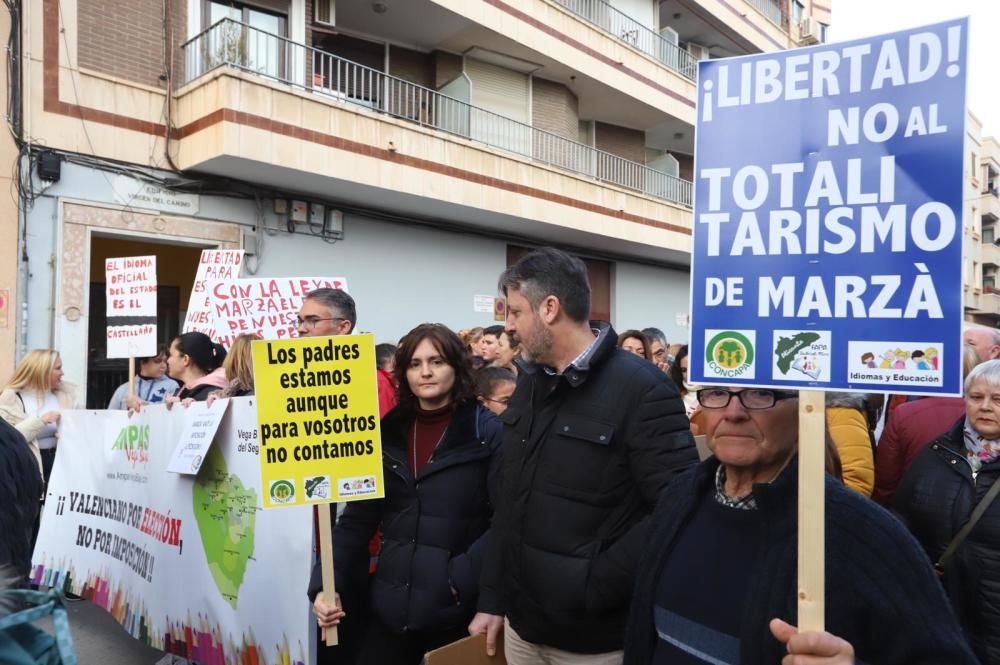 Miles de personas protestan en Orihuela contra la Ley de Plurilingüismo