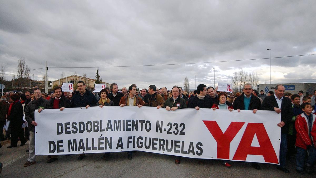 Protesta para exigir el desdoblamiento de la N-232 cortando la carretera, en 2004.
