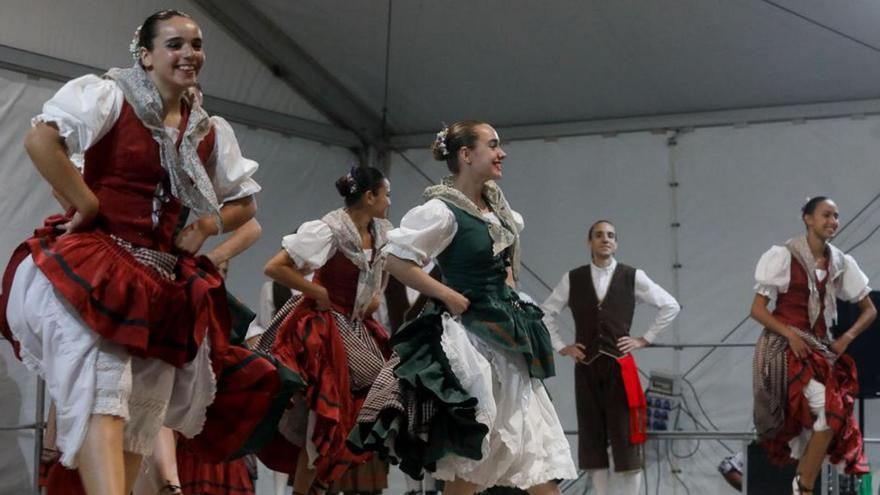 Uno de los bailes del Festival Folklòric. | TONI ESCOBAR