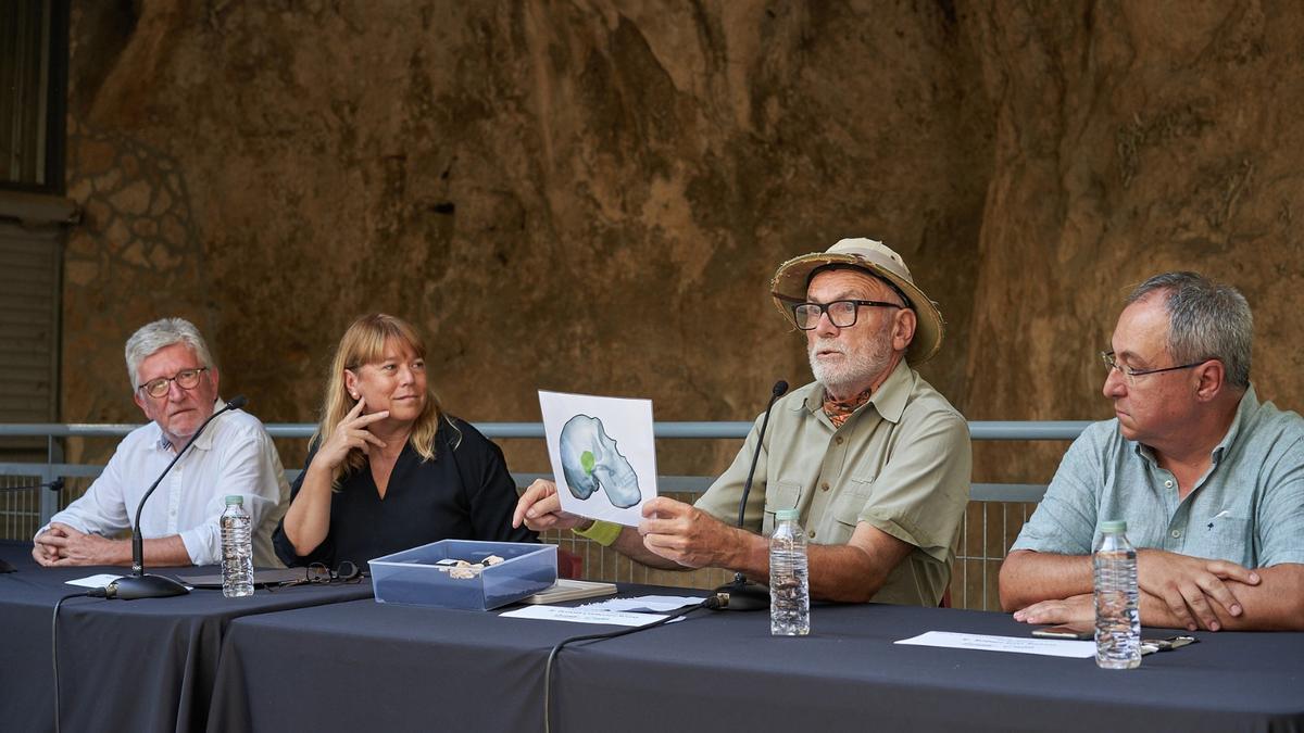 La consellera Garriga presentant la darrera gran troballa de l'Abric Romaní junt amb l'alcalde de Capellades, Salvador Vives, i el catedràtic Eudald Carbonell