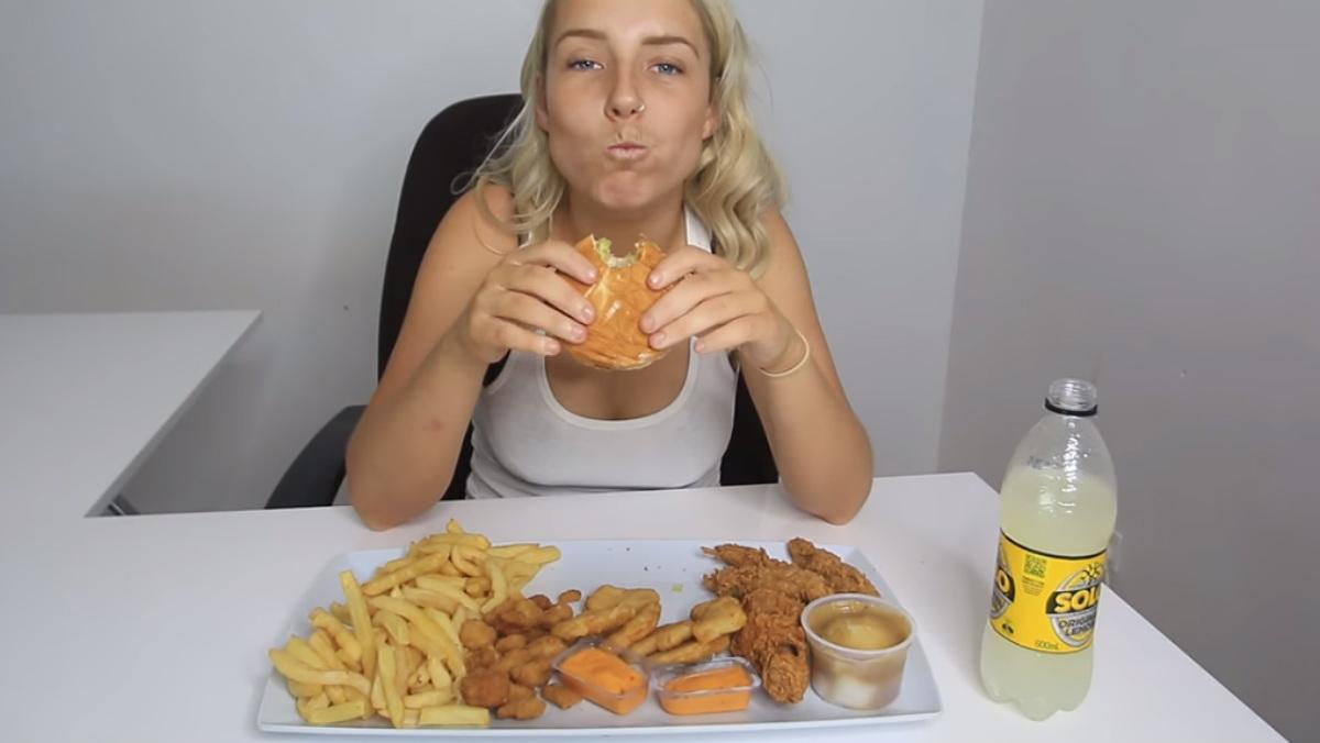 australian-girl-tries-kfc-mukbang-eating-show