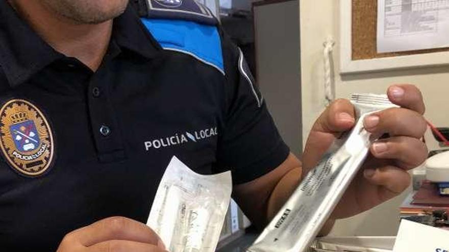 Un policía de Cangas, con dispositivos de control de drogas. // S.Á.