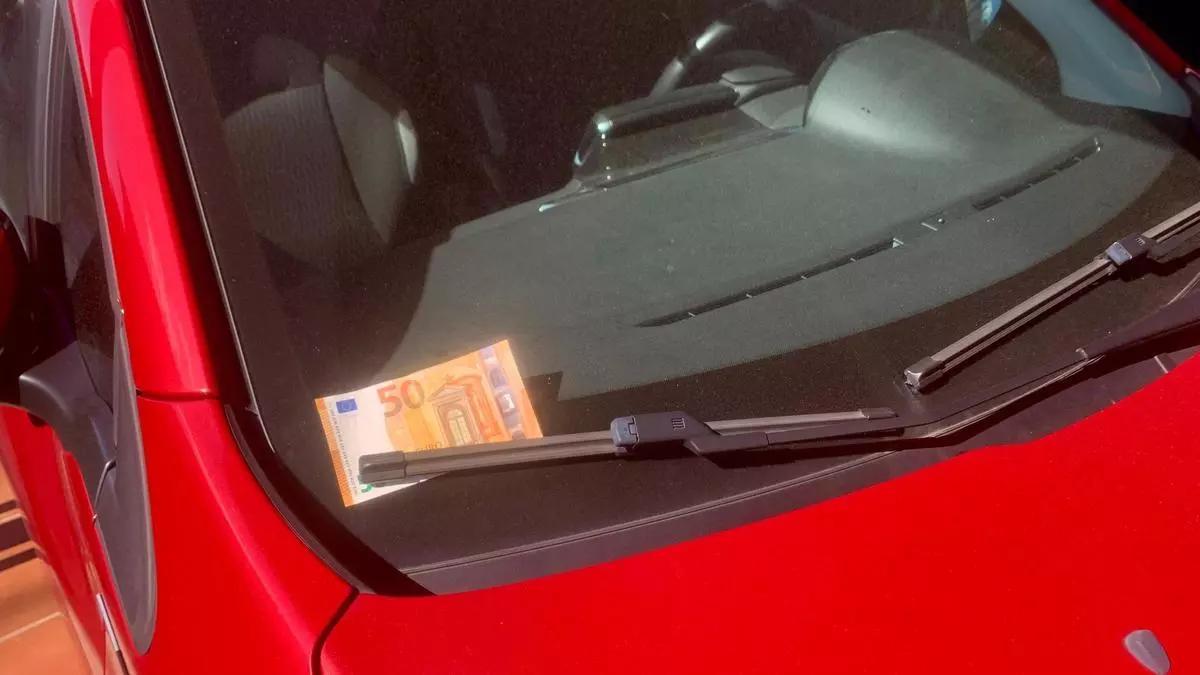 Si tienes 50 euros en el parabrisas, no los cojas