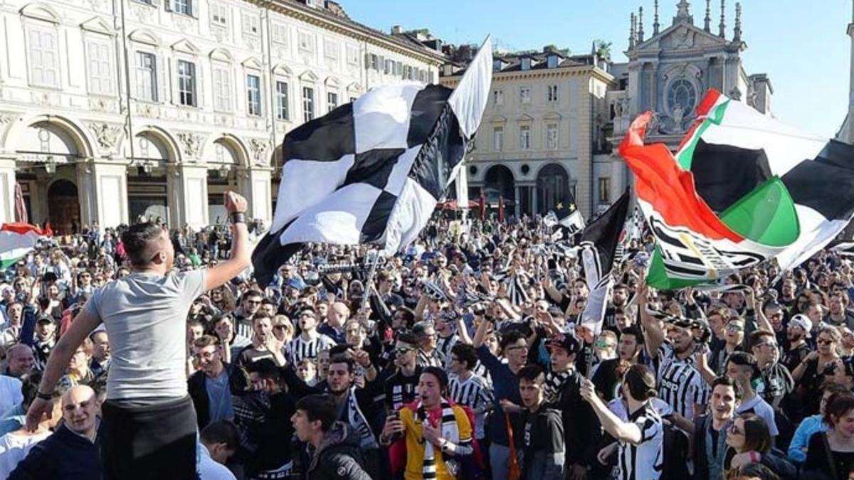 Seguidores de la Juventus, celebrando el título en la plaza San Carlo de Turín