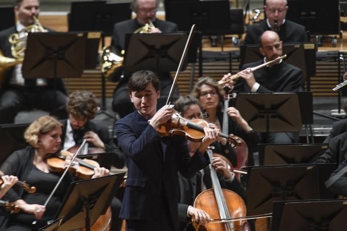 08-02-20 GENTE Y CULTURA. AUDITORIO ALFREDO KRAUS. LAS PALMAS DE GRAN CANARIA. Clausura del 36 Festival de Música de Canarias. Christoph Eschenbach dirige a la Orquesta de París con el joven violinista sueco Daniel Lozakovich.    Fotos: Juan Castro.  | 08/02/2020 | Fotógrafo: Juan Carlos Castro