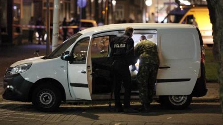 Un policia i un soldat inspeccionen la furgoneta sospitosa.