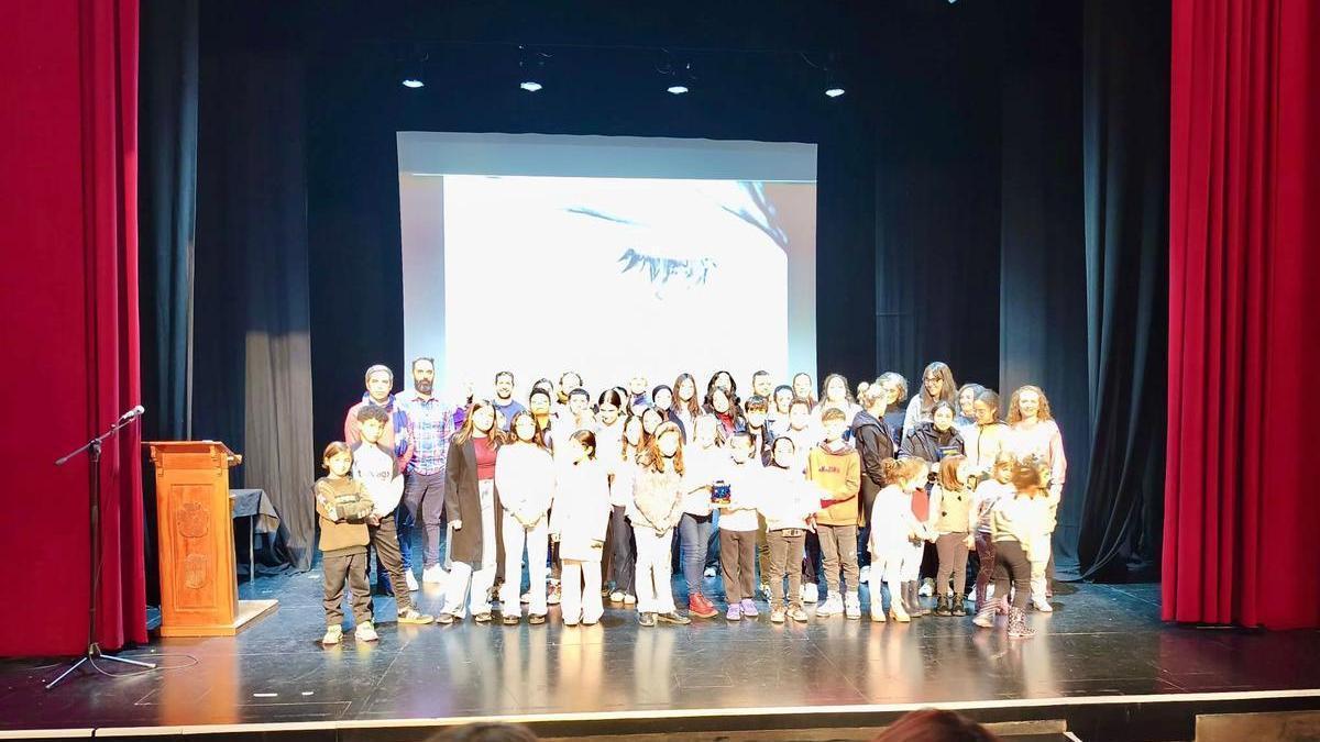 Premiados, participantes y representantes municipales, en el acto de entrega de los premios.
