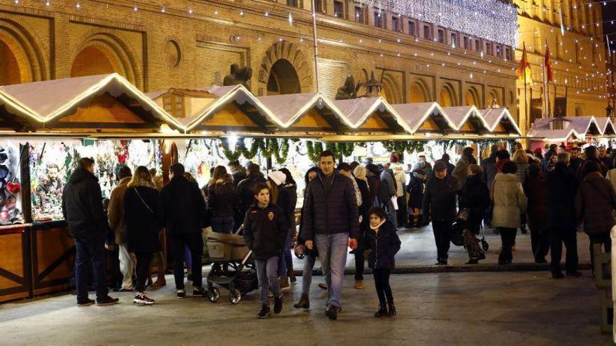 El frío no frena las visitas al mercadillo de la plaza del Pilar