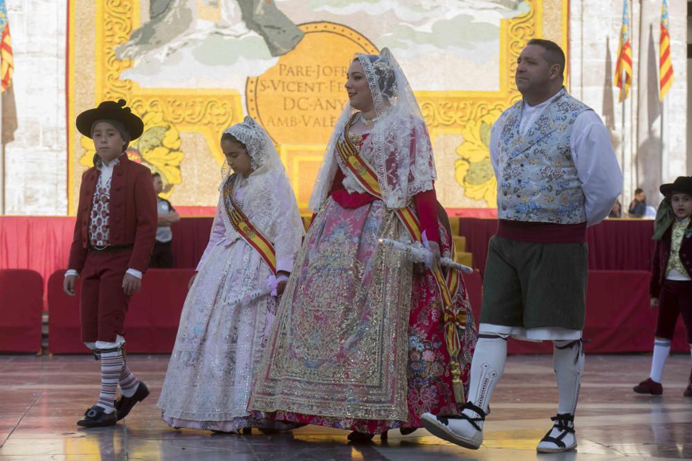 Desfile de las falleras mayores de las diferentes comisiones durante la procesión general de la Mare de Déu dels Desemparats.