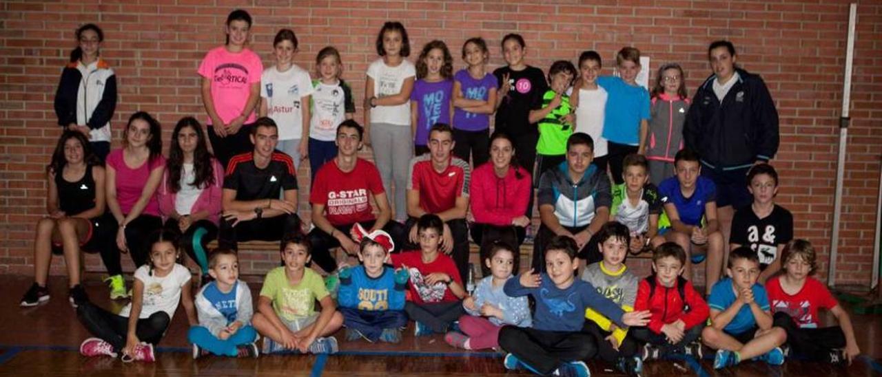 Los integrantes del Atletismo Laviana, antes de una sesión de entrenamiento.